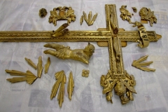 Il Crocifisso e la sua croce intagliati e dorati in uno stato di grave e frammentario degrado  prima dell'intervento di restauro